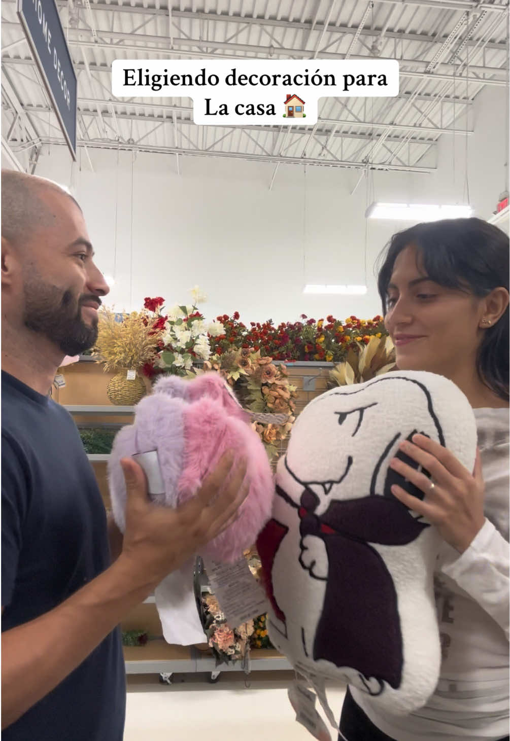 Quien escogió mejor? 😅 estabamos en @Marshalls  @Juantime  #couple #coupletrend #houseshop #halloweendecor 