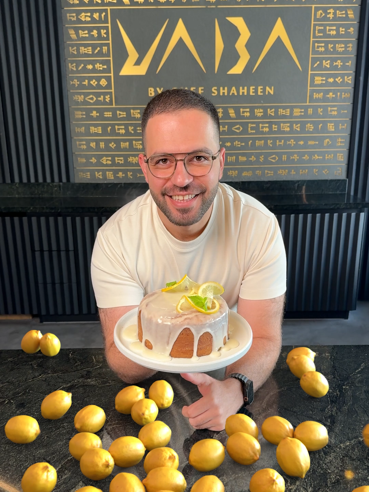 شلون تسوون كيكة ليمون ب5 دقايق؟ 🍋🍰 المكونات: للكيكة: •	١٩٠ غ ليمون، بدون قشر (≈ عصير ولب ٢ ليمون متوسط | ≈ ¾ كوب) •	٤ بيضات (≈ ٢٠٠ غ) •	١٨٠ مل زيت زيتون (≈ ¾ كوب) •	٢٥٠ غ سكر ناعم (≈ ١ ¼ كوب) •	٦٠ غ لبنة (بينار) (≈ ¼ كوب) •	٨ غ فانيليا سائلة (≈ ٢ ملعقة صغيرة) •	٢٥٠ غ طحين أبيض (≈ ٢ كوب) •	١٠ غ بيكنغ باودر (≈ ٢ ملعقة صغيرة) •	٧ غ ملح بحري (≈ ١ ملعقة صغيرة) للتزيين: •	١٨ مل عصير ليمون (≈ ١٨ غ | ≈ ١ ملعقة كبيرة + ١ ملعقة صغيرة) •	١٨ مل حليب كامل الدسم (≈ ١٨ غ | ≈ ١ ملعقة كبيرة + ١ ملعقة صغيرة) •	٥ مل زيت زيتون (≈ ٥ غ | ≈ ١ ملعقة صغيرة) •	٣ مل فانيليا (≈ ٣ غ | ≈ ½ ملعقة صغيرة) •	٢٠٠ غ سكر بودرة (≈ ١ ½ كوب) الزيت من عند @teeba_aljabal