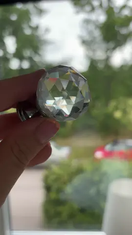 For all the divas, this one’s for you💎 Tag a diva that would love this knob! 👇  #diamondknob #diamondknobs #beslagonline #details #hardware 