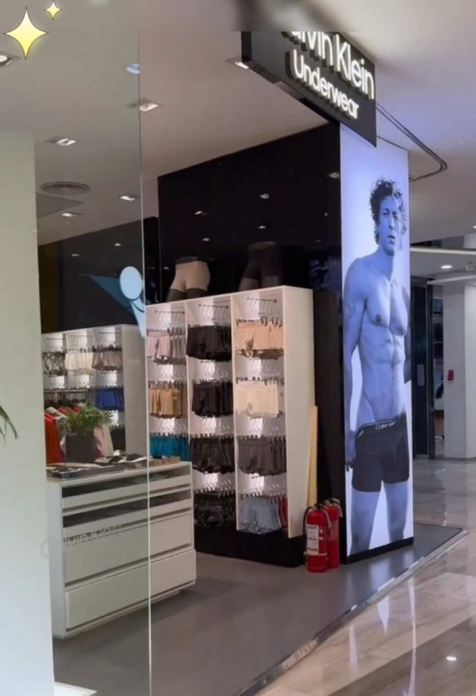 ซื้อเยอะเกิน! สุดท้ายมีหนุ่มหล่อ 2 คนมาช่วยจัดของให้เลย#ck#underwear#กางเกงใน#mensunderwear#boxershort