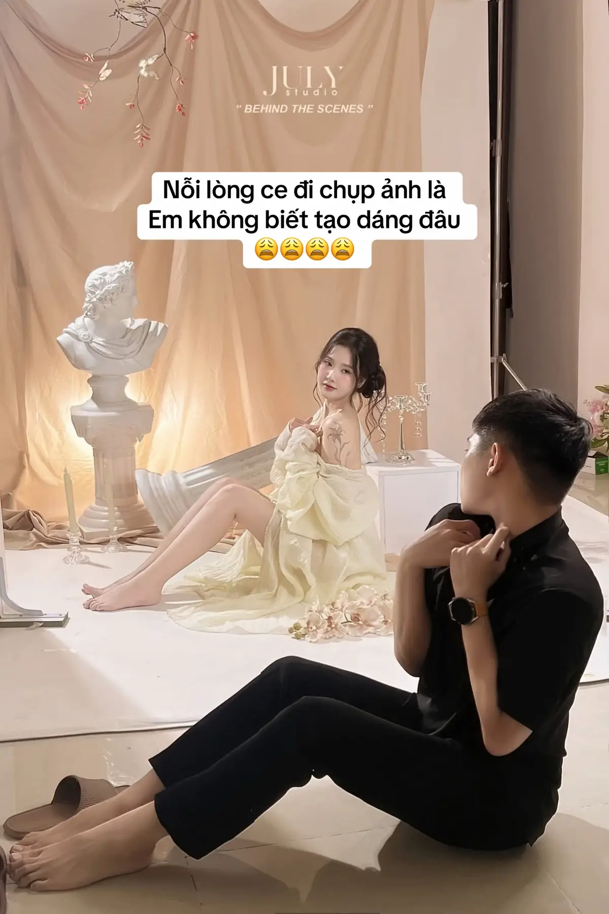 Có những ngày lòng như cánh hoa, mỏng manh đến mức chỉ cần một cơn gió nhẹ cũng đủ làm tan vỡ. Nàng thơ không hẳn là buồn, chỉ là trót lạc giữa khoảng trời mênh mông mà chẳng biết ai sẽ lắng nghe… #chupanhnangtho #studiohanoi #studiochupanh #chupanhdep 