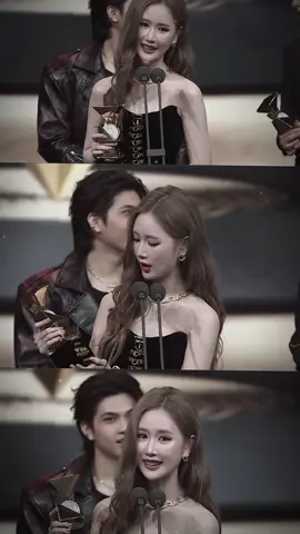 ẻm lại bế cup về tay nữa rồi😭😭 #janeeyeh #WMA微博音乐盛典 #enny×janee🌻 
