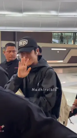 xnghan udah sampe di Jakarta. Met istirahat (cr: on X) #xnghan #seunghan 