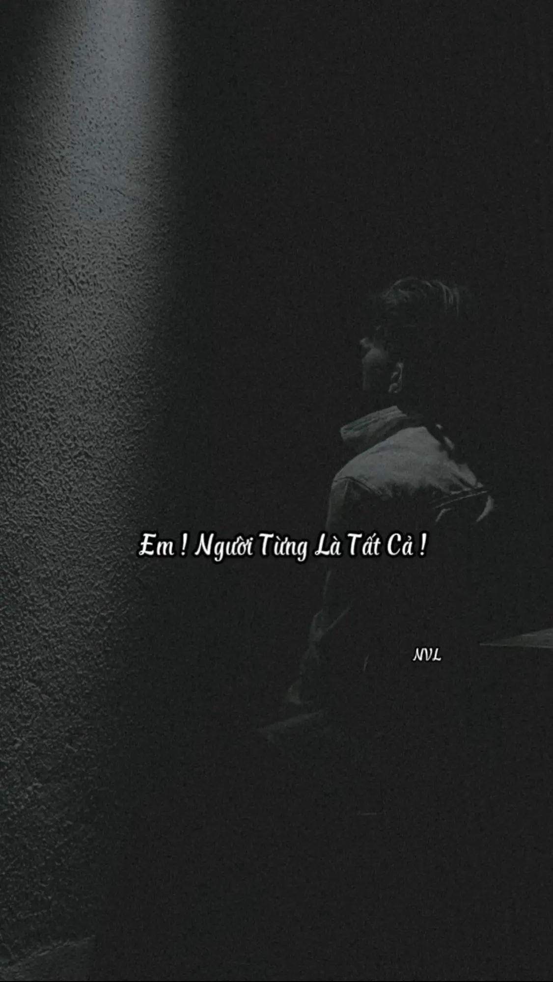 Không biết giờ này em đã ngủ chưa...? Anh biết, có lẽ những dòng này sẽ chẳng bao giờ đến được với em, nhưng anh vẫn viết, vì nếu anh giữ lại, tim anh sẽ nổ tung mất. Càng kìm nén, càng nghẹn ngào, càng thấy mình đang chết dần chết mòn trong nỗi nhớ em. Những ngày không có em, anh tưởng rằng mình sẽ quen. Nhưng càng gượng cười, càng giả vờ mạnh mẽ, anh lại càng thấy trống rỗng. Nỗi nhớ em như một cơn bão quật nát tâm hồn anh, từng đêm chập chờn, anh chỉ biết gào thét tên em trong im lặng. Anh nhớ em, thương em... đến mức chẳng còn thấy bản thân mình tồn tại để làm gì nữa. Anh đã tự hỏi hàng ngàn lần, vì sao tình yêu từng rực cháy như thế lại hóa thành tàn tro? Vì sao em có thể quay lưng bỏ anh lại giữa mịt mù cô độc? Anh không trách em đâu, em ạ. Trách làm gì khi chính anh mới là kẻ bất lực, kẻ vô dụng, không đủ giỏi để giữ lấy một người con gái anh coi là cả cuộc đời. Giá như anh biết trân trọng hơn, giá như anh biết yêu em đúng cách... nhưng em ơi, 