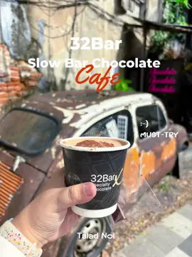 นี่ละ คาเฟ่ Craft Chocolate เปิดใหม่ “32Bar” นางเป็นร้าน Slow Bar ช็อกโกแลตที่เปิดใหม่ซ่อนตัวอยู่ในตลาดน้อย ร้านจะเป็นเล็กๆมาก อยู่ในตึกเก่า แต่ได้ความเก๋แบบมีเสน่ห์ของย่านนี้พอดีเลย จะเน้น takeaway ไม่มีที่นั่งทานน้า  ตอนสั่งเค้าจะให้ชิม Chocolate ของแต่ละที่ว่าชอบรสประมาณไหนมีทั้ง 🥥 House Blend - สูตรทางร้านจะมีความ Almond, Malt, Coconut, Vanilla ไม่เปรี้ยว อร้อยกำลังดี 🍊 Prachuap - อันนี้จะ Fruity หน่อยๆ 🌰 Chaingmai - จะเป็นฟีล nutty มี malt และ almond 🍌 Chiangrai - มีความกล้วยๆ เปรี้ยวนืดนึง และอีกหลายตัว คือต้อง take time นิดนึงเพราะเค้าจะอธิบายแล้วให้ชิมทุกตัวมีประมาณ 7-8 ตัว Craft ของจริง  🥤🍫 เลือกแล้วก็จะเลือกว่าเอาแบบเย็นหรือร้อน เอาความเข้มข้นเท่าไหร่ มี Mild (120.-) และ Creamy (140.-) นางจะเอานมร้อนมาละลายช็อกโกแลต แล้วก็ไปน็อคน้ำเย็น อีกที อร่อยนะ ส่วนตัวชอบ ดีเลย มันได้ vibe ได้มู้ดมาก ⏰ 11.40-19.00 📆 ปิดวันอังคาร 📍 ตลาดน้อย เจริญกรุง ซอยวานิช 2 🚄 MRT หัวลำโพงใกล้สุดแต่ต้องต่อรถมา 🚙 จอดรถตลาดน้อยปาร์คแล้วเดินมา #​32bar #​ตลาดน้อย #​ตลาดน้อยเจริญกรุง #Lemon8 
