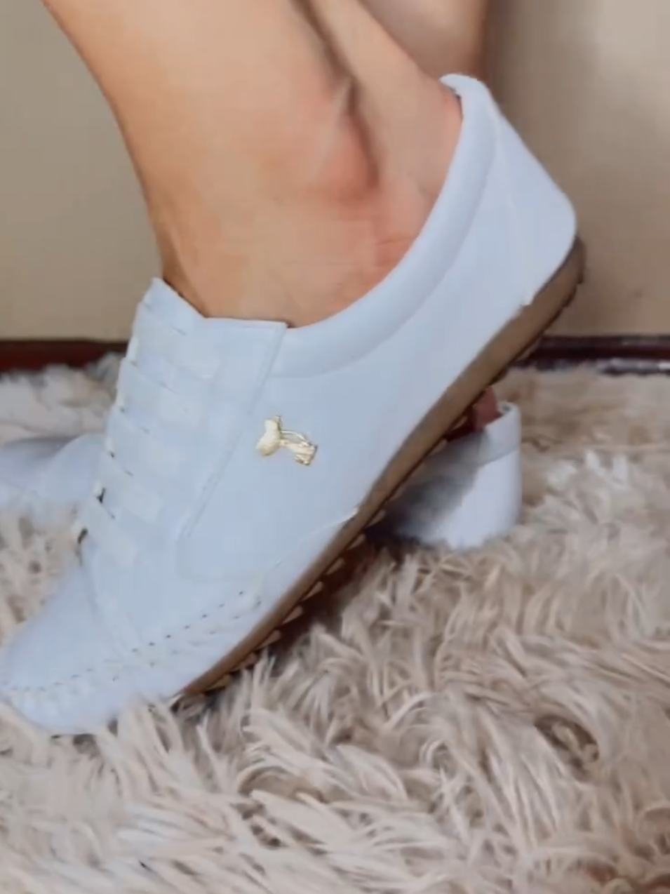 Descubra o mocatênis que vai transformar seus looks!  Imagine só: o conforto de um tênis + a elegância de um mocassim em um só calçado. Leve, versátil e perfeito para qualquer ocasião — do trabalho ao passeio de fim de semana. 👉 Combine com jeans, vestidos ou alfaiataria e esteja sempre estilosa sem abrir mão do conforto. 🔥 Garanta já o seu mocatênis feminino e sinta a diferença no dia a dia! #tenisfeminino #tendencia #tendenciatiktok #mocatenis 