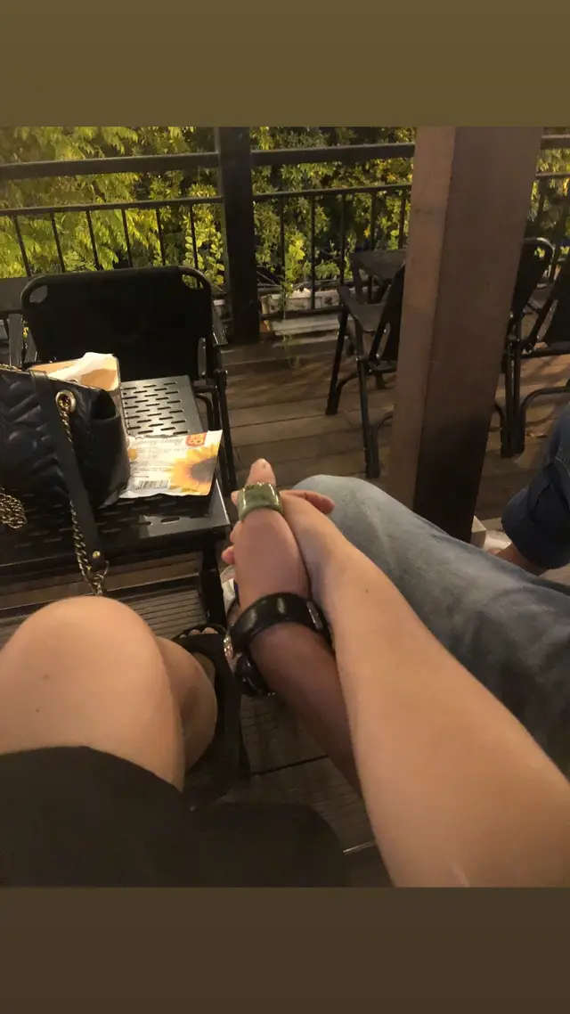 ❤ Gửi tới anh, người đã lâu không liên lạc…! Không biết giờ này, nếu như tình cờ mà anh anh đọc được những dòng này a có còn quan tâm mà đọc mà nhớ đến em không?  Em không rõ nữa. Mình xa nhau đã bao lâu rồi anh nhỉ? Có lẽ đã đủ lâu để một người bắt đầu một cuộc sống mới, đủ lâu để im lặng trở thành thói quen.  Còn em… em vẫn nhớ. Nhớ về anh, về những điều tưởng chừng đã phai nhưng hoá ra vẫn nguyên vẹn trong lòng em. Em không biết tại sao, nhưng có những ngày, giữa bộn bề cuộc sống, em lại nghĩ về anh rất nhẹ, rất khẽ, như một làn gió mỏng thôi ngang qua tim mình. Không ồn ào, không cuồng nhiệt, nhưng cũng chẳng hề dứt. Có phải mình đã từng thương nhau không anh nhỉ? Hay tất cả chỉ là một đoạn cảm xúc đi ngang đúng thời điểm, rồi lặng lẽ biến mất. Em không trách, không buồn, chỉ là đôi khi thấy tiếc nuối! Tiếc vì những điều mình từng có, tiếc vì chẳng một ai đủ dũng cảm để giữ lại, tiếc vì đã không nói lời chia tay cho rõ ràng, để giờ đây chỉ còn em lặng lẽ mang theo một câu chuyện chưa có hồi kết. Anh sống thế nào rồi? Có còn hay thức khuya không, có bớt hút thuốc lại như em nói không? Có ai đó đã thay em hỏi anh “ hôm nay anh thế nào chưa.?” Em mong là có. Em không mong anh cô đơn như em, chỉ mong nếu có ai đó bên cạnh anh, thì đó là một người đủ dịu dàng để hiểu anh và yêu anh thật lòng. Còn em, em vẫn sống ổn. Có những lúc rất ổn, có những lúc chông chênh, nhưng em vẫn đang cố gắng từng ngày. Em không mong mình quay lại, cũng không mong anh đọc thư rồi tìm đến. Em viết chỉ để nói rằng, em chưa từng quên anh. Quên những điều đẹp đẽ mình đã từng có. Thương anh… Người cũ..! Người mà em vẫn chưa thể ngừng nhớ. Alađanh ❤️