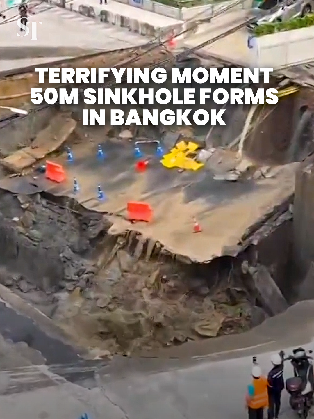 This is the terrifying moment a 50m deep sinkhole opened up in Bangkok on Wednesday morning. The collapse on Sept 24 occurred near the construction site of a new MRT station, right in front of a hospital. #Bangkok #Thailand #sinkhole