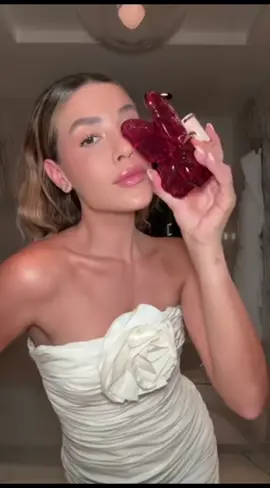 GRWM para la primera noche en Madrid con @Carolina Herrera y obviamente usando “LA BOMBA” un perfume floral afrutado con pitaya roja, peonía cherry, franchipán y vainilla ✨  #CarolinaHerrera ​#HerreraInMadrid #LaBombaCarolinaHerrera​ #HerreraBeauty