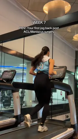 Part 9 | A MINI JOG 🥺 Never would’ve imagined that I could start jogging again so soon after surgery. Celebrating every baby step !! #acltear #flagfootball #meniscustear #injury #injury #sports #kneesurgery #gym #surgery #rehab #acl #athlete 