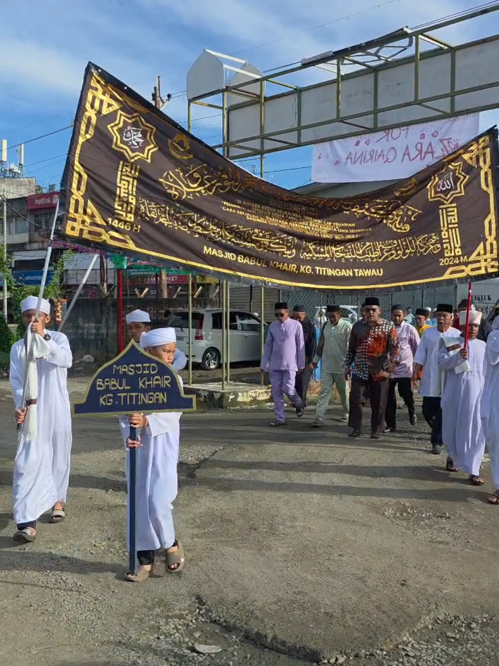 Syukur Alhamdulillah, saya berkesempatan bersama-sama masyarakat Kampung Titingan dalam Majlis Sambutan Maulidur Rasul 1447H/2025. Majlis dimulakan dengan perarakan bersepanduk dari hadapan Taman Sri Titingan menuju ke Masjid Babul Khair, diikuti dengan pelbagai pengisian seperti majlis potong rambut aqiqah secara beramai-ramai, bacaan ayat-ayat suci Al-Quran, serta tazkirah yang disampaikan oleh Ustaz Sofian.   Sambutan Maulidur Rasul ini bukan sahaja menjadi tradisi tahunan, malah ia adalah wadah memperingati kelahiran junjungan besar Nabi Muhammad S.A.W. Baginda merupakan insan agung yang membawa rahmat kepada seluruh alam, teladan terbaik dalam akhlak, kepimpinan dan kasih sayang terhadap umatnya. Melalui program sebegini, generasi muda dan masyarakat dapat lebih mengenali, mencontohi serta menghayati sunnah Baginda dalam kehidupan seharian.  Pihak masjid Babul Khair turut memberikan anugerah istimewa buat beberapa mereka yang berjasa sepanjang tahun memberikan khidmat di dalam Masjid Babul Khair.    Inilah yang menjadikan sambutan Maulidur Rasul bukan sekadar acara perarakan, tetapi sebagai pengukuhan iman dan peringatan bahawa mencintai Rasulullah S.A.W adalah kunci kepada kecintaan Allah SWT.   Semoga dengan keberkatan sambutan Maulidur Rasul ini, Allah SWT mengurniakan kita hati yang sentiasa dipenuhi kecintaan kepada Baginda Rasulullah S.A.W, kekuatan untuk mengikuti sunnahnya, serta rahmat dan keberkatan dalam kehidupan kita seharian. Mudah-mudahan kita tergolong dalam umat yang mendapat syafaat Baginda di hari akhirat kelak.  #SabahProsper #SabahFirst #SabahMajuJaya 