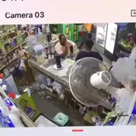 #todos @BajoMundo magazine RD 🇩🇴 ,miren lo que pasa con una familia porque el colmadero le apunto en el cuaderno de coger fia algo de más y miren el problema,Cres que lo logran cortar si o no @Nelson Martínez @Melvin Castro 