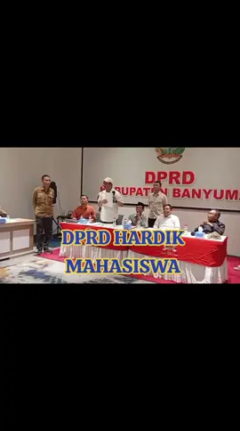 INDIE BANYUMAS Cara Dewan Menghardik Mahasiswa Saat Audiensi Disayangkan Sejumlah Pihak Aliansi Mahasiswa Banyumas Raya Kritik Keras DPRD: Ketua Dewan Tak Tahu Besaran Tunjangan Dinilai Ironis Suasana audiensi memanas ketika pimpinan DPRD Banyumas menolak menandatangani hasil kajian mahasiswa terkait dengan besaran gaji anggota dewan. Rabu, 24 September 2025 FOKUS – Sikap seorang anggota DPRD Banyumas yang dinilai menghardik mahasiswa saat audiensi menuai sorotan. Tindakan itu dianggap melukai perasaan mahasiswa sekaligus masyarakat yang turut menyaksikan. Sejumlah aktivis menilai peristiwa tersebut mencederai etika komunikasi antara wakil rakyat dan rakyatnya. Mereka mendesak partai politik yang menaungi anggota dewan itu untuk memberikan teguran keras. “Dewan seharusnya minta maaf dan dilaporkan ke partainya agar diberi sanksi. Kalau perlu bisa dinonaktifkan atau mundur dari jabatannya,” kata akademisi dan pengamat kebijakan publik, Dr. Barid Hardiyanto, M.Si., Selasa (24/9/2025). Barid menegaskan, publik sudah sering menyaksikan pejabat yang diberi sanksi bahkan mundur dari jabatan karena salah ucap atau bersikap tidak pantas. “Wong ada yang joget-joget di DPR saja sampai dinonaktifkan, bahkan ponakan Pak Prabowo mundur gara-gara salah ucap. Jadi seharusnya anggota dewan di Banyumas juga bisa diberi sanksi,” ujarnya. Menurutnya, wakil rakyat dituntut memberi teladan, bukan menunjukkan arogansi saat berdialog dengan konstituen. Ia berharap DPRD maupun partai segera menindaklanjuti persoalan ini demi menjaga marwah lembaga legislatif. Audiensi Memanas Suasana audiensi antara mahasiswa yang tergabung dalam Aliansi Mahasiswa Banyumas Raya dengan Ketua dan pimpinan DPRD Banyumas, Selasa (24/9/2025), sempat memanas. Mahasiswa mendesak DPRD menyampaikan secara terbuka nominal gaji bulanan mereka, yang menurut kajian mahasiswa bisa mencapai Rp90 juta per bulan. Namun, permintaan itu tak mendapat jawaban tegas. Wakil Ketua DPRD Banyumas dari Fraksi PKS, Joko Pramono, bersama Sukoco dari fraksi yang sama, menyatakan bahwa besaran gaji dan tunjangan ditentukan melalui Peraturan Bupati (Perbup). “Kami sudah menyurati bupati, karena dasar perhitungan ada di Perbup. Untuk angka nominal kami tidak bisa menandatangani, karena Perbup baru yang akan menentukan,” ujar Joko. Joko juga meragukan validitas kajian mahasiswa yang menurutnya hanya bersumber dari pemberitaan media. Pernyataan itu kembali memicu ketegangan hingga mahasiswa memilih membubarkan diri, sambil memberikan deadline tiga hari agar Perbup segera direvisi. Kritik dari BEM UMP Presiden BEM Universitas Muhammadiyah Purwokerto (UMP), Yoga Dwi Yuwono, juga menyesalkan sikap anggota DPRD yang dinilai tidak mencerminkan keteladanan sebagai wakil rakyat. “Sebagai pejabat publik, apalagi anggota DPRD, sudah sepatutnya terbuka terhadap kritik. Tetapi dalam audiensi kemarin ada anggota DPRD yang justru bersikap sebaliknya. Padahal kalau bersedia menjadi pejabat publik, harus menunjukkan sikap, perilaku, dan bahasa yang baik,” tegas Yoga. Ia menambahkan, mahasiswa akan terus menyuarakan kritik demi perbaikan kinerja DPRD. “Kami datang dengan niat memberikan masukan, bukan untuk menjatuhkan. Yang kami harapkan adalah keterbukaan dan sikap kenegarawanan dari para wakil rakyat,” ujarnya. Aksi demonstrasi yang digelar mahasiswa Banyumas Raya terkait tunjangan perumahan dan transportasi pimpinan serta anggota DPRD Banyumas hingga kini belum membuahkan hasil. Aliansi mahasiswa menilai Perbup Nomor 9 Tahun 2024 tentang tunjangan DPRD tidak mencerminkan asas kewajaran, kepatutan, dan keadilan. Mereka menolak besaran tunjangan yang dianggap terlalu tinggi di tengah kondisi ekonomi masyarakat. (Angga Saputra) https://indiebanyumas.com/cara-dewan-menghardik-mahasiswa-saat-audiensi-disayangkan-sejumlah-pihak/ #purwokerto #banyumas #dprd #dpr #tikusberdasi 