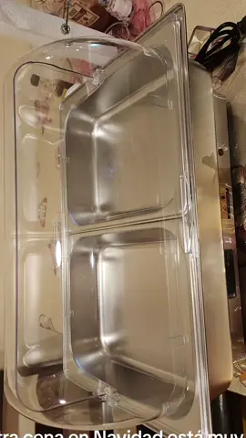 # está muy buena este contenedor porque es como un aluminio bien fuerte y es eléctrico y es bien grande trae su tapadera como un plástico bien fuerte su cargador y pueden poner dos tipos de comida porque trae dos contenedores pequeños ahí o pueden usarlo también solo el grande la verdad me encantó para estas Navidades que ya se acercan