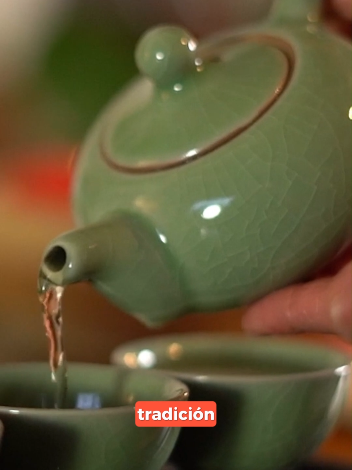 En China, servir té es mucho más que una costumbre. Es respeto, gratitud y conexión. Se sirve con ambas manos y se agradece con un gesto sutil. Un pequeño ritual que dice mucho… sin decir nada. 🍵🇨🇳 #CulturaChina #TéChino #RitualDelTé #TradiciónChina #GestosQueConectan