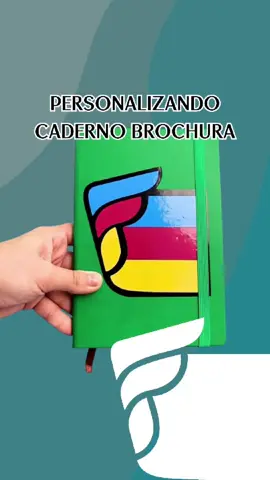✨ Novidade chegando por aqui! ✨ Apresentamos os novos Cadernos Brochura Capa Dura com 80 folhas, disponíveis em 10 cores incríveis, com e sem pauta. As capas em courino dão um acabamento sofisticado e são perfeitas para personalizar do seu jeito! No vídeo, mostramos uma ideia de personalização usando 4 cores de vinil para aplicar o logo da nossa marca – e o resultado ficou lindo! 😍 Seja para uso pessoal ou para para criar produtos exclusivos e aumentar suas vendas, esses cadernos são a escolha certa. 👉 Peça agora em nosso site! #personalizados #brindescorporativos #papelariapersonalizada #brindespersonalizados #papercraft 