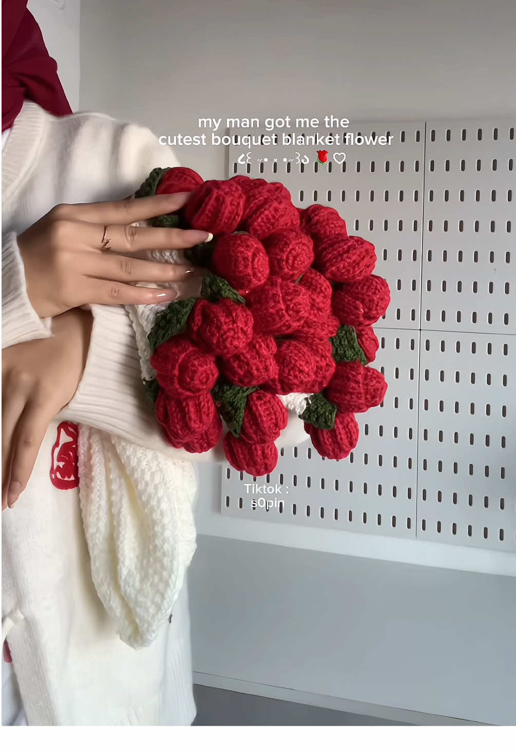 when his love language is suprising you with gifts <3 🌹 ♡ #blanketflower #crochetflower #giftforher #bouquetblanketcrochet  #giftideas 