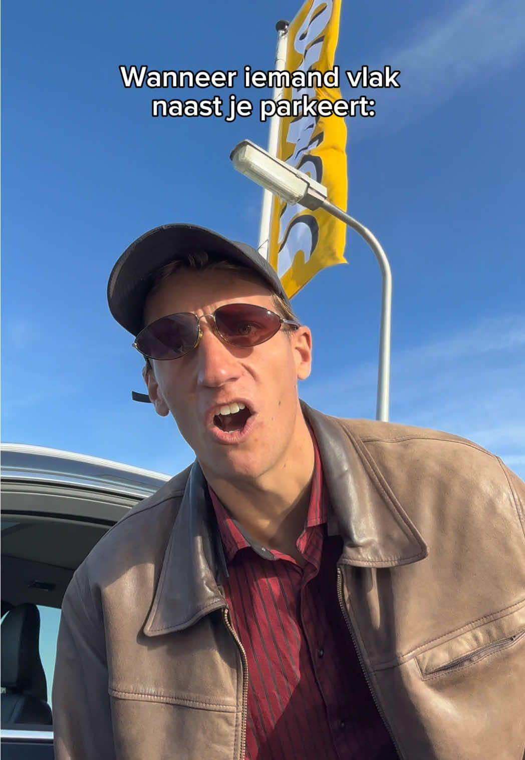 Altijd sneaky vanuit je eigen auto kijken of diegene je auto raakt 😭 