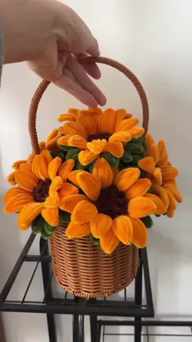 ดอกทานตะวันกระเช้า ดอกไม้ที่ทำจากลวดกำมะหยี่⚘️ ดอกกุหลาบ⚘️ดอกไม้ประดิษฐ์จากลวดกำมะหยี่สามารถสร้างสรรค์เป็นดอกไม้ได้หลากหลายชนิด เช่น ดอกทิวลิป ดอกลาเวนเดอร์ ดอกทานตะวัน และดอกกุหลาบ #ลวดกํามะหยี่ #diyflowers #งานฝีมือ #DIY #handmadewithlove 