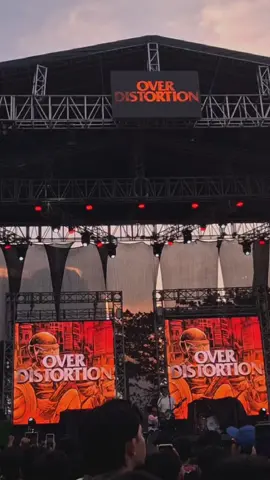 di larang di selatan🦅 @Over Distortion  #CapCut #overdistortion #konser #konsermusik #foryoupage 