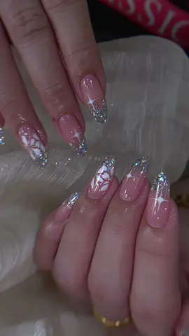 Chị thích bling mà nhẹ nhàng á e ok c ❤️🥰🥰💅#xuhuongtiktok #xuhuong #nails #nailxinh 