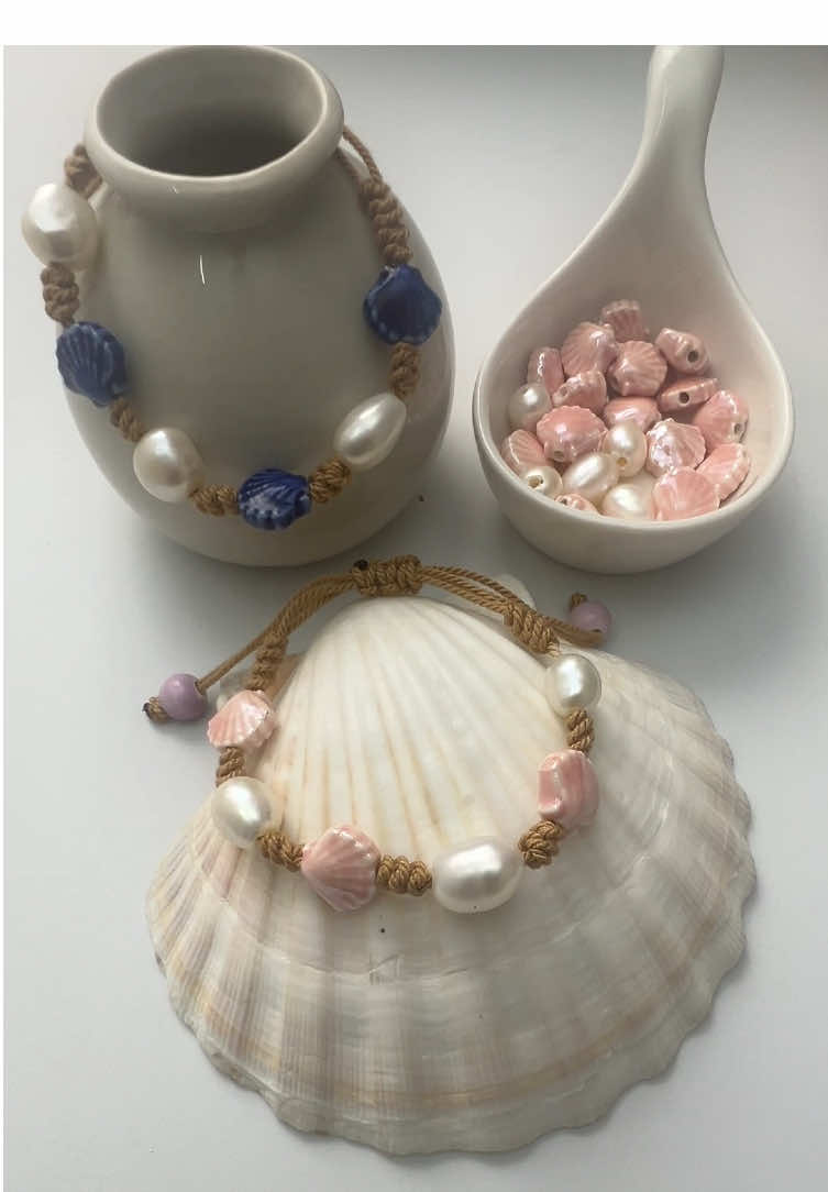The collaboration between the pink scallop and white pearls<3 #diyjewelry #SmallBusiness #handmadejewelry #shellbracelet #pearl 