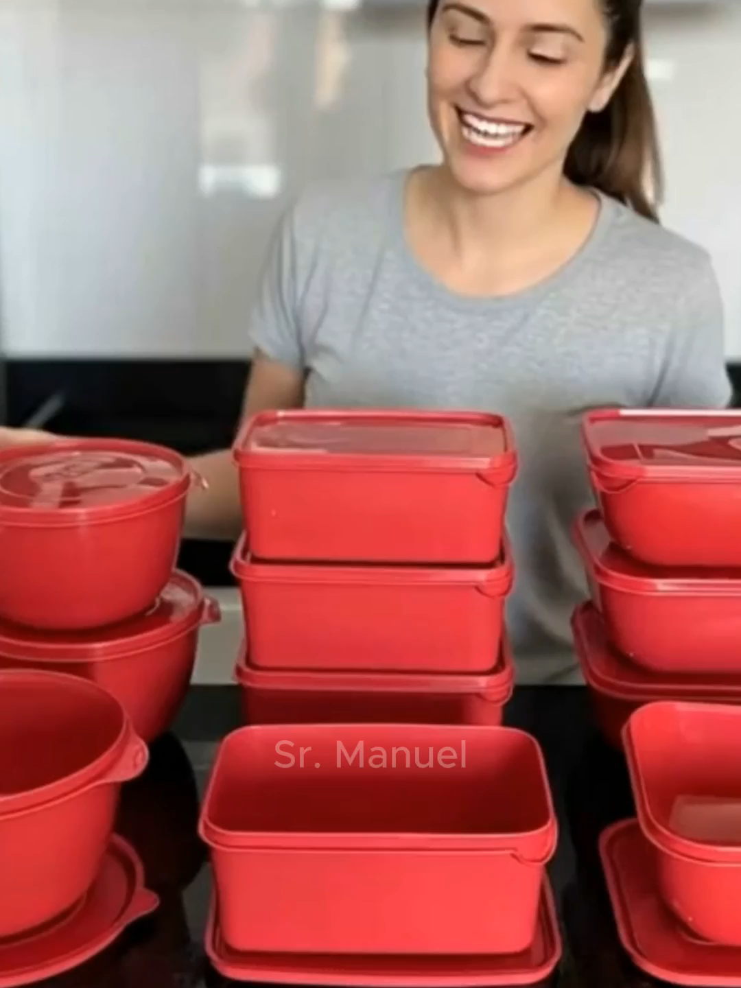 Kit 12 Potes Plásticos Hermético Marmita 1 Litro Esse kit incrível que vai transformar a forma como você armazena seus alimentos. #organizacao #cozinha #potes #utilidade #praticidade #2025 #veo3 #inteligenciaartificialificial