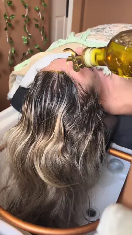 Hot oil treatment Asmr 💛 who doesn’t love a scalp rub?? #headspa #headspatreatment #easttennessee #asmr #massage 