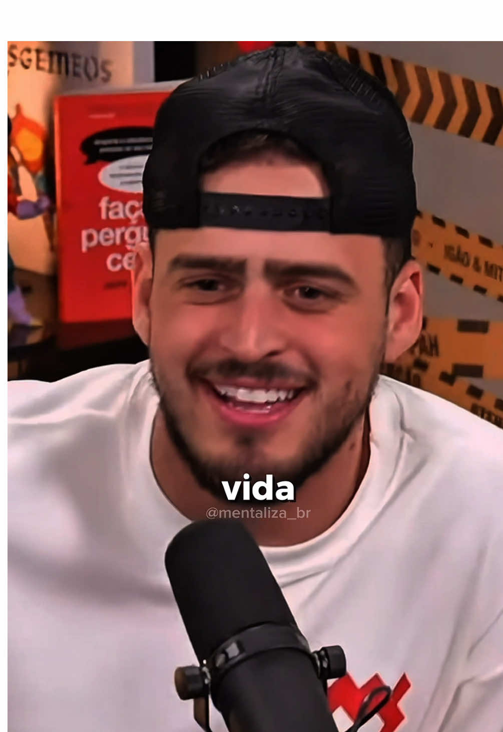 Metade da minha vida e ela nem sabe A mulher que eu mais amo nunca encostei. Tem umas que carregam cinquenta por cento da minha vida… e nem sabem disso. #amor #vida #sentimento 