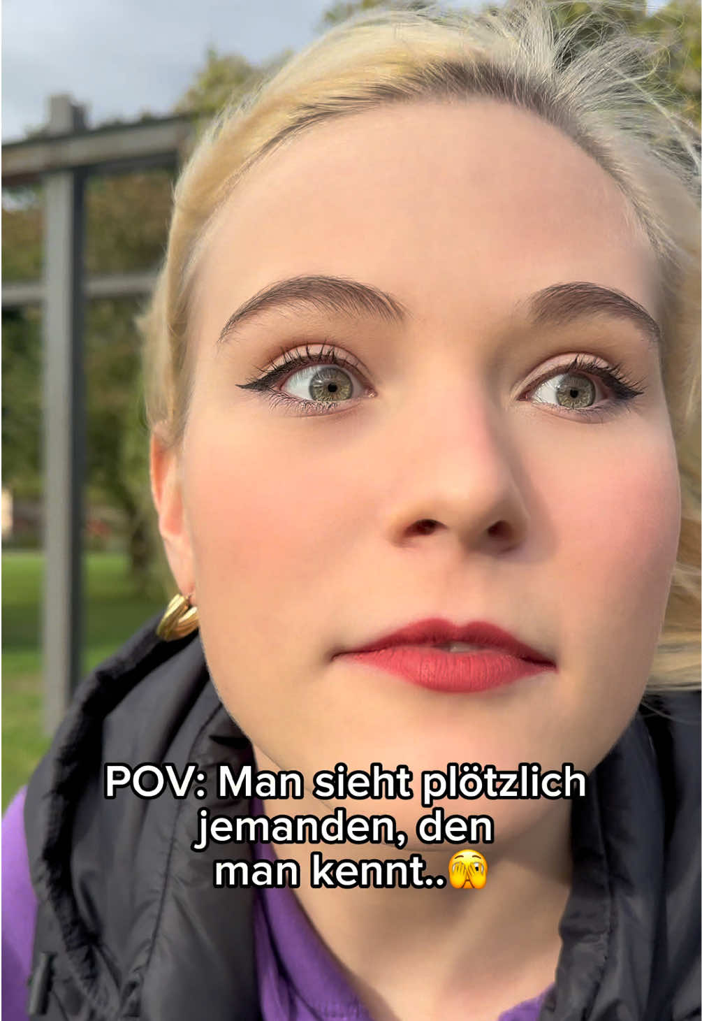 Einfach so tun, als hätte man die Person nicht gesehen..😭#treffen #draußen #unangenehm #comedy 