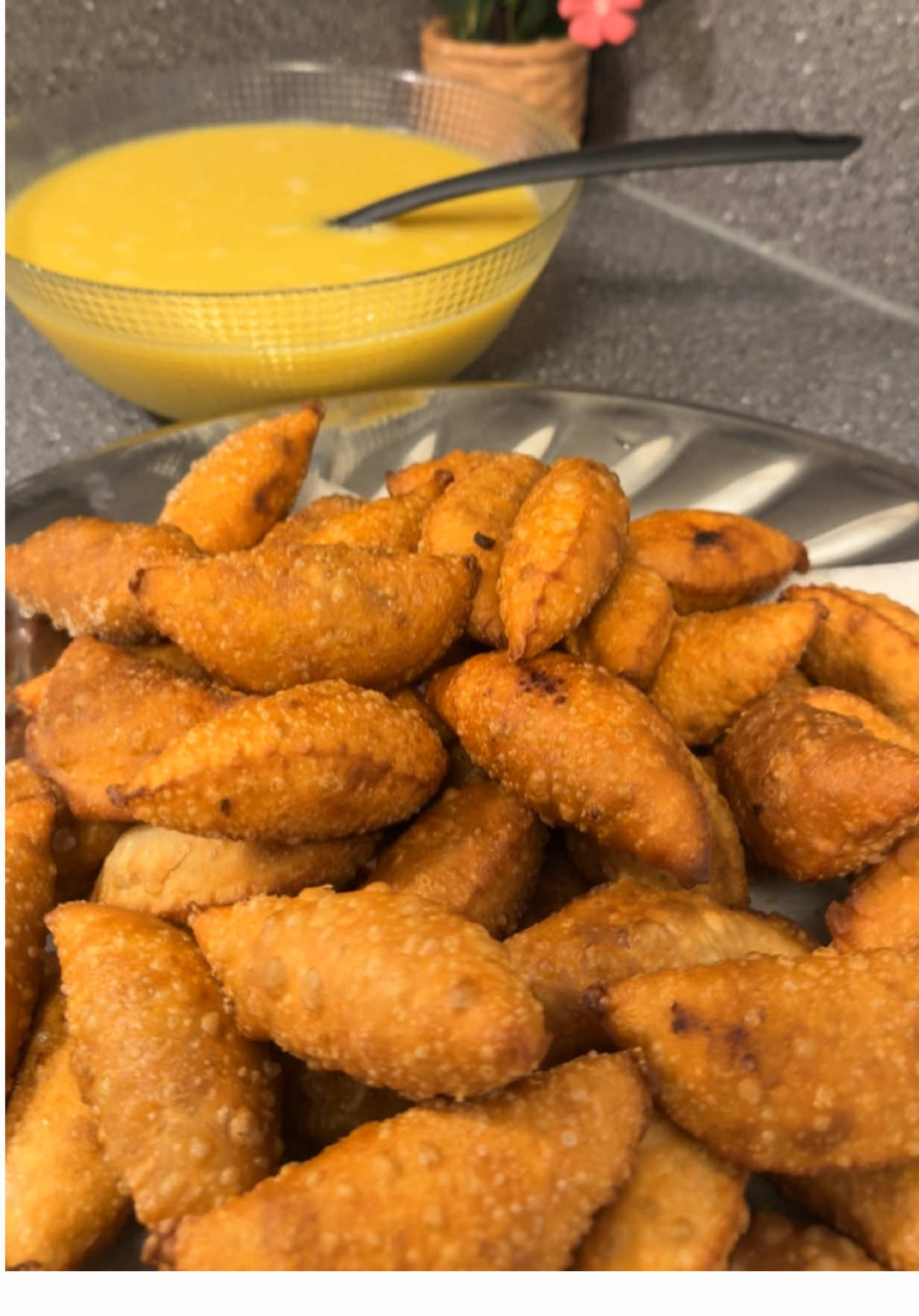 العجينة : كاستين طحين /ملعقتين سمنة /ملعقتين نشا /رشة ملح /كاسة مي ❤️  الحشوة : نص كيلو لحمة / ٤ بصلات / ملح/فلفل اسود/فلفل احمر / كزبرة /رشة زنجبيل مطحون #غدا_سهل_ولذيذ😋😍 #سمبوسك_باللحمه #سمبوسك #لحمة #CapCut 