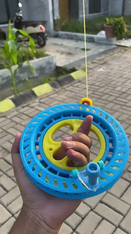 Gulungan gratis benang 200 meter siap buat menerbangkan layangan #layanganelang #layangan #gulunganotomatis 