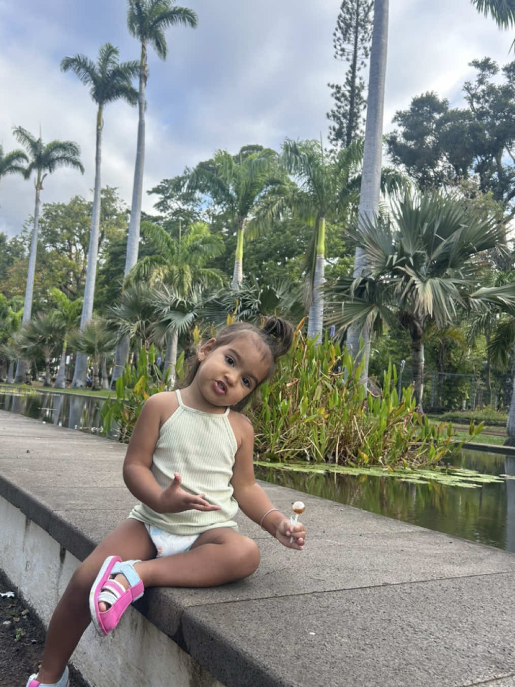 Voilà comment shadé s’occupe lorsque papa fait sa@Marche à pied #cutebaby #pereetfille #iledelareunion #Love #tropdamour 