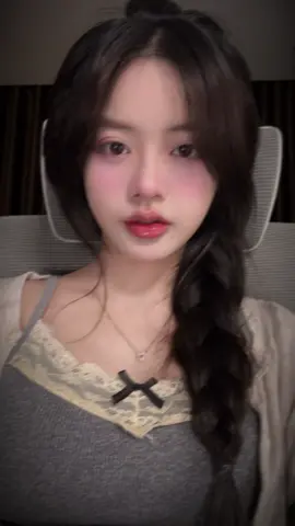 Làm con gái đừng khó tính, hãy khó đoán 🤓