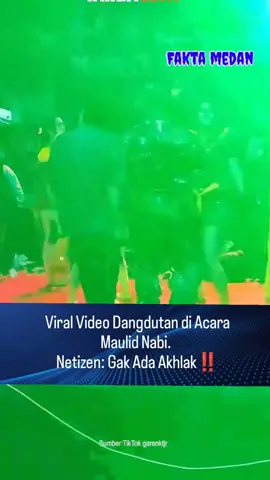 Sebuah video menjadi ramai usai menampilkan penari Dolalak tampil berjoget di atas panggung. Namun yang menjadi sorotan adalah para penari tersebut meliuk-liuk di atas panggung acara perayaan kelahiran Nabi Muhammad SAW. Hal ini menuai amarah dan kecaman publik. Pasalnya, kegiatan keagamaan tak boleh dicampuradukan. “ga punya etika di mana akhlaknya itu,” ujar netizen di kolom komentar. “sudah termasuk melecehkan islam,” tambah yang lain. “wes kadung gak bisa menempatkan adab,” timpal netizen lain. #Reels #MaulidNabi #NabiMuhammadSAW #Dolalak #PenariDolalak 