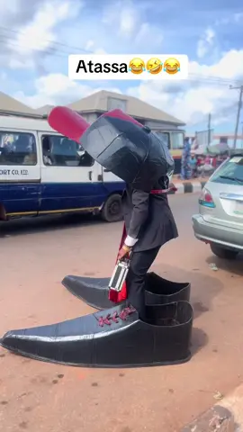 They can’t stop staring at atassa🤦🏻🤣😂 #willzyatassa #funny #blowthisupforme #atassa #trendingvideo #bigshoe 