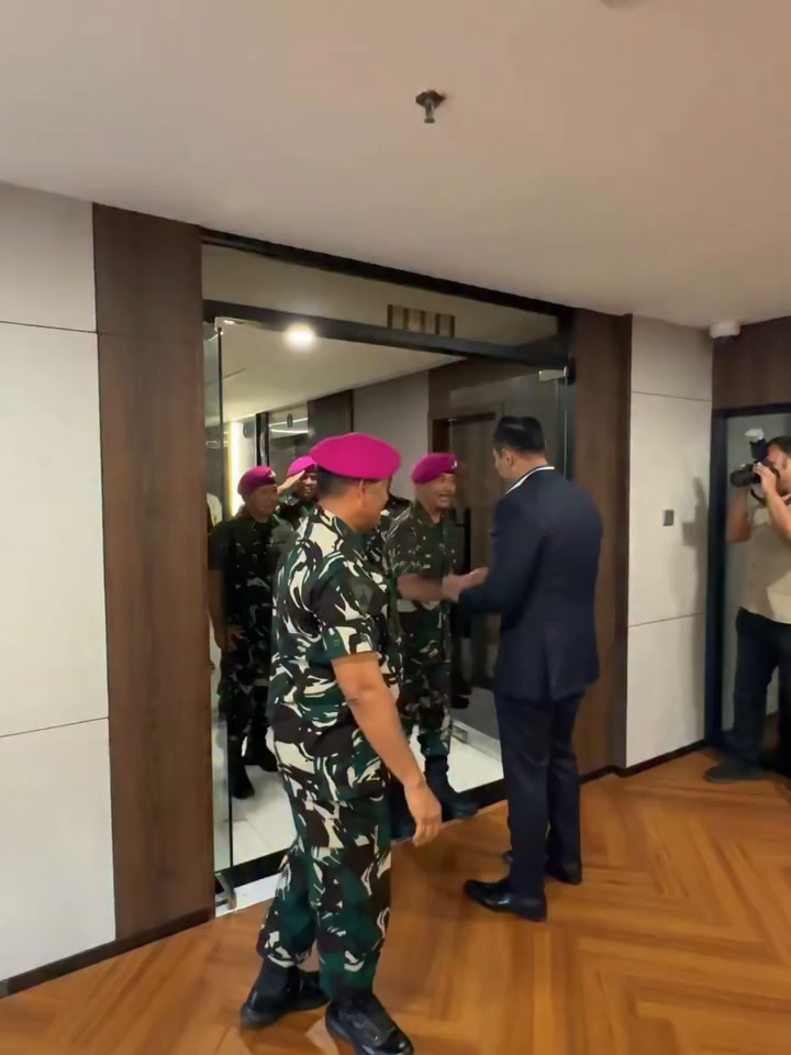 Selasa (23/9), saya menerima dan berdiskusi bersama Panglima Korps Marinir TNI Angkatan Laut, Letjend TNI Mar Endi Supardi beserta jajaran. Kami membahas rencana kolaborasi @kemenkoinfra dengan Korps Marinir untuk kemajuan dan kedaulatan NKRI. 🇮🇩 Jalesu Bhumyamca Jayamahe!