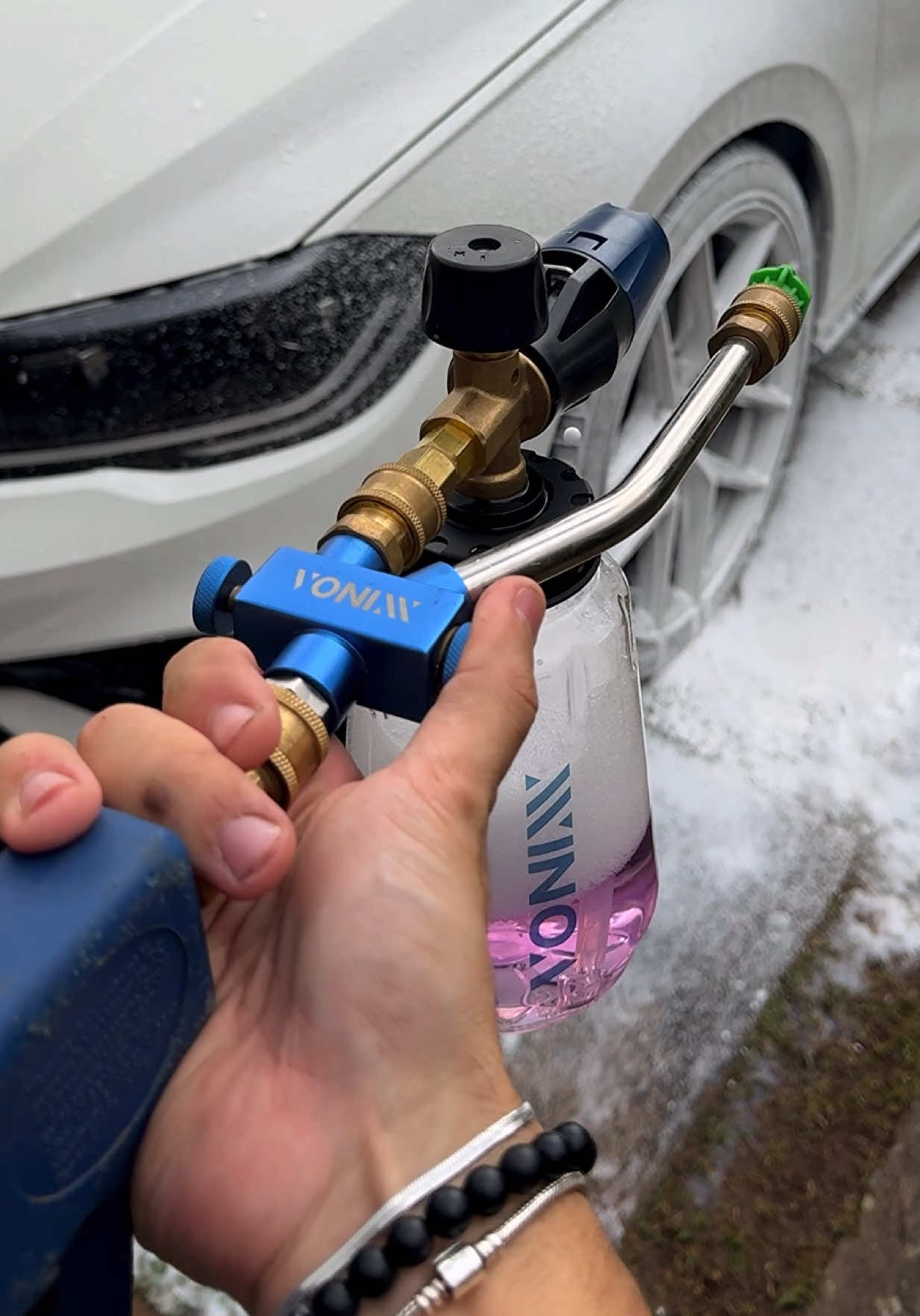 A VÁLVULA BYPASS 2 EM 1 é um acessório de excelente qualidade que possibilita agilidade e praticidade na lavagem automotiva. Composto por uma lança em aço inoxidável e um corpo de válvula em alumínio, seu sistema de acoplamento do tipo engate rápido permite alternância eficiente entre o sistema de snow foam e jato d’água. #vonixx #detailer #carro