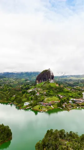 #roadtripcolombia #chill #guatape #elpenoldeguatape 