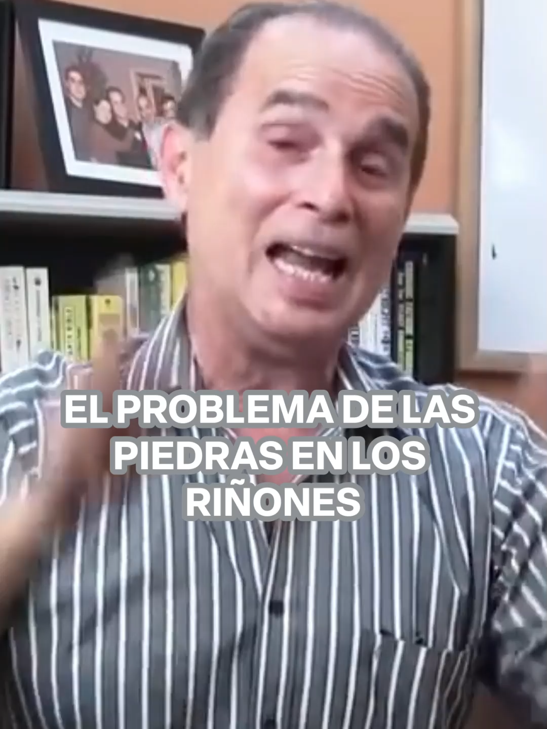 Prevén las piedras en los riñones con buenos hábitos como tomar suficiente agua.  #agua #piedrasriñones #saludable #hidratacion #naturalslim