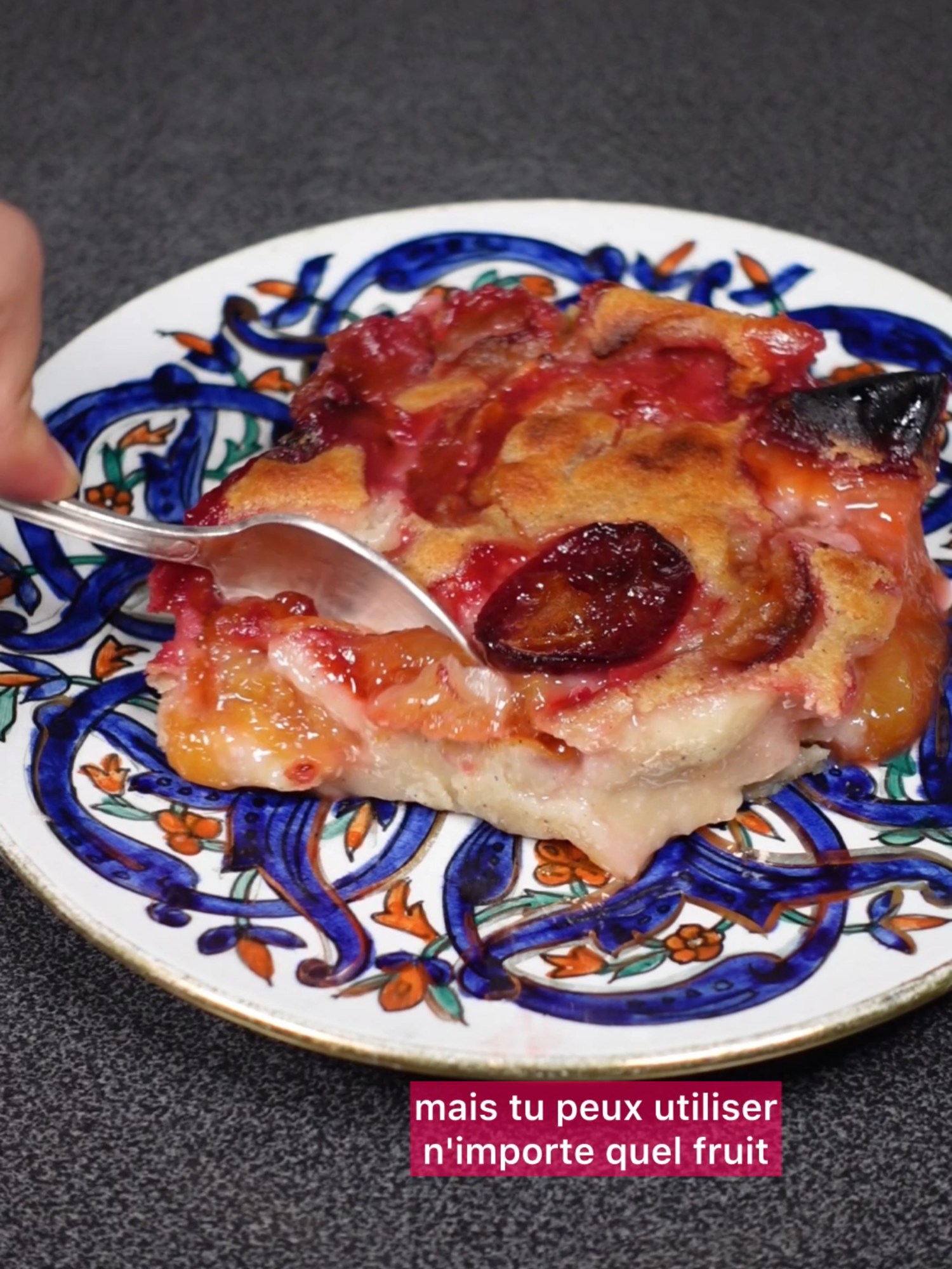 et je le dis pas souvent mais je suis assez fière d’avoir créé mon métier de toute pièce 🧚‍♀️✨ abonne-toi à @le.renard.et.les.raisins pour plus de recettes faciles et végétales 🍃 Pour 6 parts de clafoutis : 700g de prunes (poids avec noyaux, choisissez le fruit de votre choix) 300ml de crème végétale au choix (par exemple, d’amandes, ou un lait de coco en conserve allégé) 300ml de lait végétal au choix 40g de fécule de maïs 70g de farine de blé (ou un mix sans gluten) 60g de poudre d’amandes 60g de sucre de canne complet + 2 cas 1 gousse de vanille (ou 1 bouchon de vanille liquide) 1 pincée de sel Huile ou margarine pour graisser le moule Dans un saladier, verser la farine, la fécule, la poudre d’amande, le sucre et le sel. Mélanger au fouet. Former un puits, puis y verser les ingrédients liquides : le lait et la crème végétales ainsi que la vanille. Mélanger jusqu’à obtenir un appareil homogène. Laver et couper les fruits en 2, les dénoyauter. Graisser le fond et les parois du moule puis disperser l’équivalent d’1 cas de sucre sur le fond, y déposer les fruits puis verser l’appareil par dessus. Parsemer d’1 cas de sucre supplémentaire et enfourner pour 45 min à 180°C. Mon moule rectangulaire fait 20x26 cm. Au sortir du four, laisser refroidir partiellement ou complètement avant de déguster. Régalez vous ! ☺️✨ Le clafoutis se conserve jusqu’à 5 jours au réfrigérateur dans une boîte hermétique. [ recette gâteau flan sans lactose sans lait sans œuf sans gluten vegan végétarien végétalien simple rapide activité enfant ]