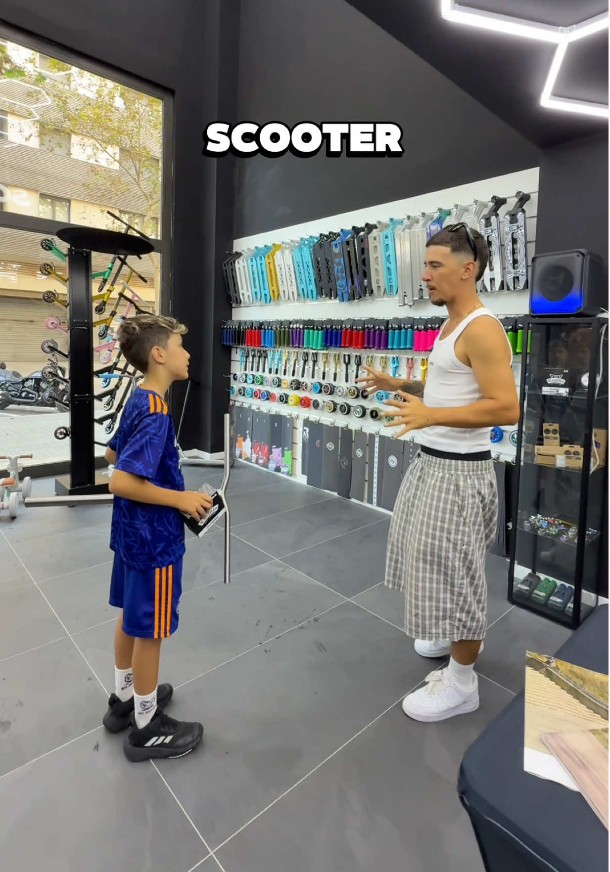 Nuestro cliente Enzo, vino con las ideas muy claras y se montó este pedazo de scooter 🤯🛴 - Puños Striker  - Manillar Scootworld titanio  - Clamp Ethic sylphe v2 - Dirección Striker  - Ruedas @toonicastillo Striker  - Tabla ethic erawan v2 - Horquilla Striker Gravis  Enzo finalmente cambió su horquilla por tema de compatibilidad con las piezas ✅, gracias Enzo por tu compra. #foryou #scooter #scoot