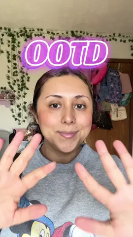 OOTD outfit of the day to go thrift shopping! ✨ - top is vintage Disney - jeans are old navy (I love these jeans! 👖) - shoes are crocs but I’m not wearing those to the store lol #OOTD #thriftedoutfit #outfitideas #petiteoutfit #midsizeoutfits 