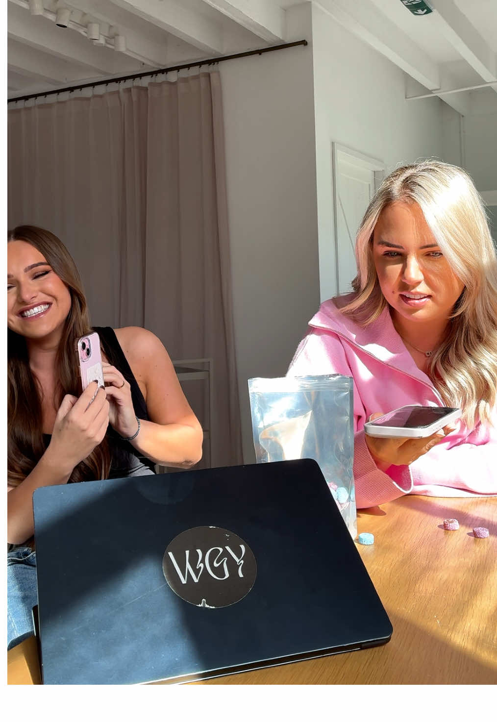 We didn’t have the right sweets, but here’s our #clinkerchallenge anyways 👀 #influenceragency #oasis #dares #officehumor 