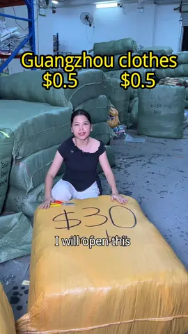 This is China, doing clothing wholesale in Guangzhou. There are tens to hundreds of pieces of clothing in the market, but only a few here. With the understanding of the brush, there will be fewer detours in the future#Wholesale of clothing