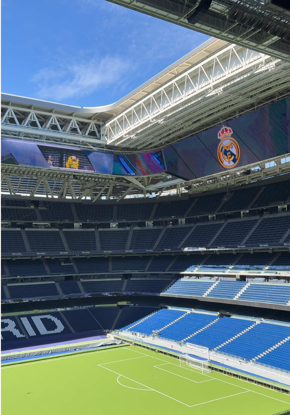 Este miércoles me he pasado por el Santiago Bernabéu y tiene la cubierta abierta⚽️🔥… #realmadrid #laliga #bernabeu #futbol #madrid 