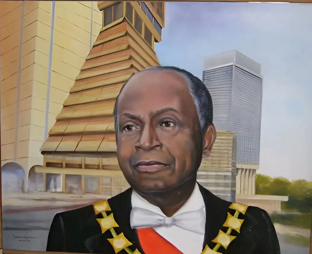 « De nos jours, plus sans doute qu'au cours des époques successives qu'a traversées l'humanité, la paix mondiale est indivisible. La prospérité mondiale l'est aussi, et la paix et la prospérité du monde sont également confondues. Que les troubles ou guerres s'installent en une partie quelconque du globe ne peut plus, à l'heure actuelle, nous laisser indifférents. La civilisation contemporaine est celle de l'universel et les souffrances de tels ou tels hommes et de tel ou tel peuple sont nôtres, désormais, elles sont aussi, susceptibles de devenir pleinement si, faute d'avoir su, à temps, éteindre l'incendie, l'humanité constate trop tardivement qu'elle n'a même plus les moyens de le limiter. La prospérité mondiale, elle aussi, est indivisible. Chacun le sait ; mais chacun n'agit pas toujours comme s'il le savait. La prospérité de nos jours, est le lot d'un petit nombre de Nations ; c'est l'objectif probablement accessible de celles qui, grâce à elles-mêmes et à leurs amis, ont rassemblé les facteurs multiples du développement. C'est enfin, pour trop de peuples un grand espoir, mais un espoir incertain… Cet état de choses contredit la justice et la morale les plus élémentaires ; il compromet les chances d'une grande partie de l'humanité d'accéder, dans des délais raisonnables, à une liberté autre que formelle ; il est et sera de plus en plus un frein à l'accroissement de la prospérité des pays riches, qui se privent de débouchés considérables. Mais, surtout, le maintien de la paix mondiale ne peut se concilier longtemps avec cette situation, la misère et l'ignorance, le désespoir ou la désillusion sont les supports privilégiés des aventures et de la guerre, et ce n'est que dans le progrès rapide, harmonieux et continu du niveau de vie des peuples économiquement attardés que le monde doit placer l'espoir d'une paix mondiale réellement assurée, parce que fondée sur une justice aussi parfaite que possible et sur une liberté véritable ». Félix HOUPHOUËT-BOIGNY