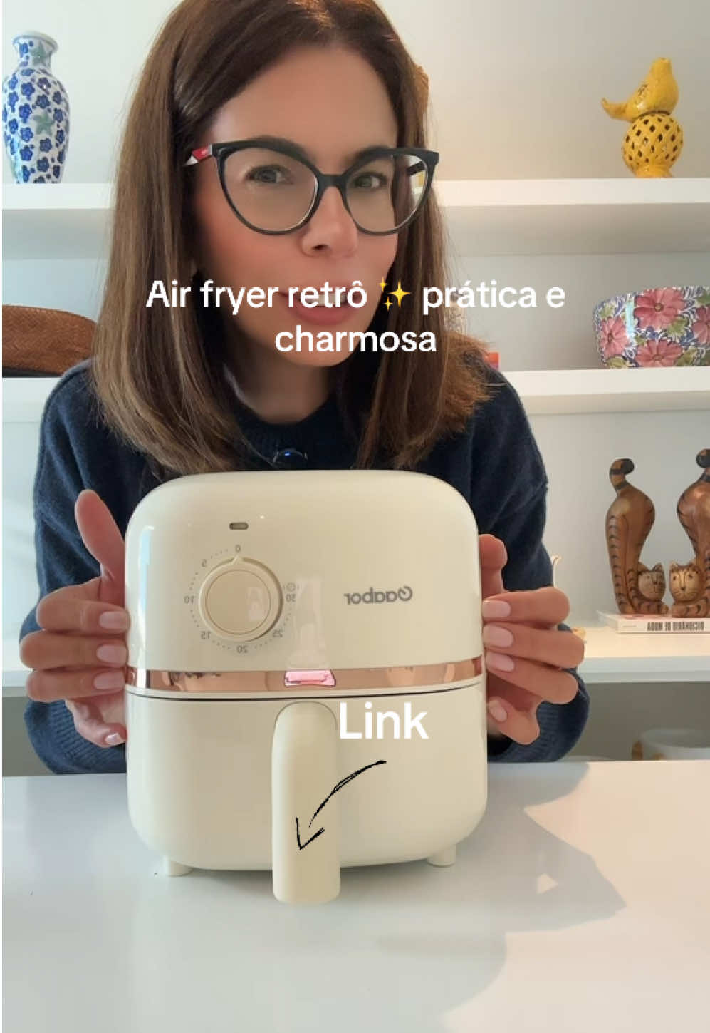 Eu achei que fosse só bonita, mas é prática de verdade. Essa air fryer retrô é pequena, elegante e deixa a cozinha ainda mais charmosa. 🧡 Clique no carrinho laranja e aproveite.” #airfryer #retrô #cozinha #tiktokshopbrasil #casa 