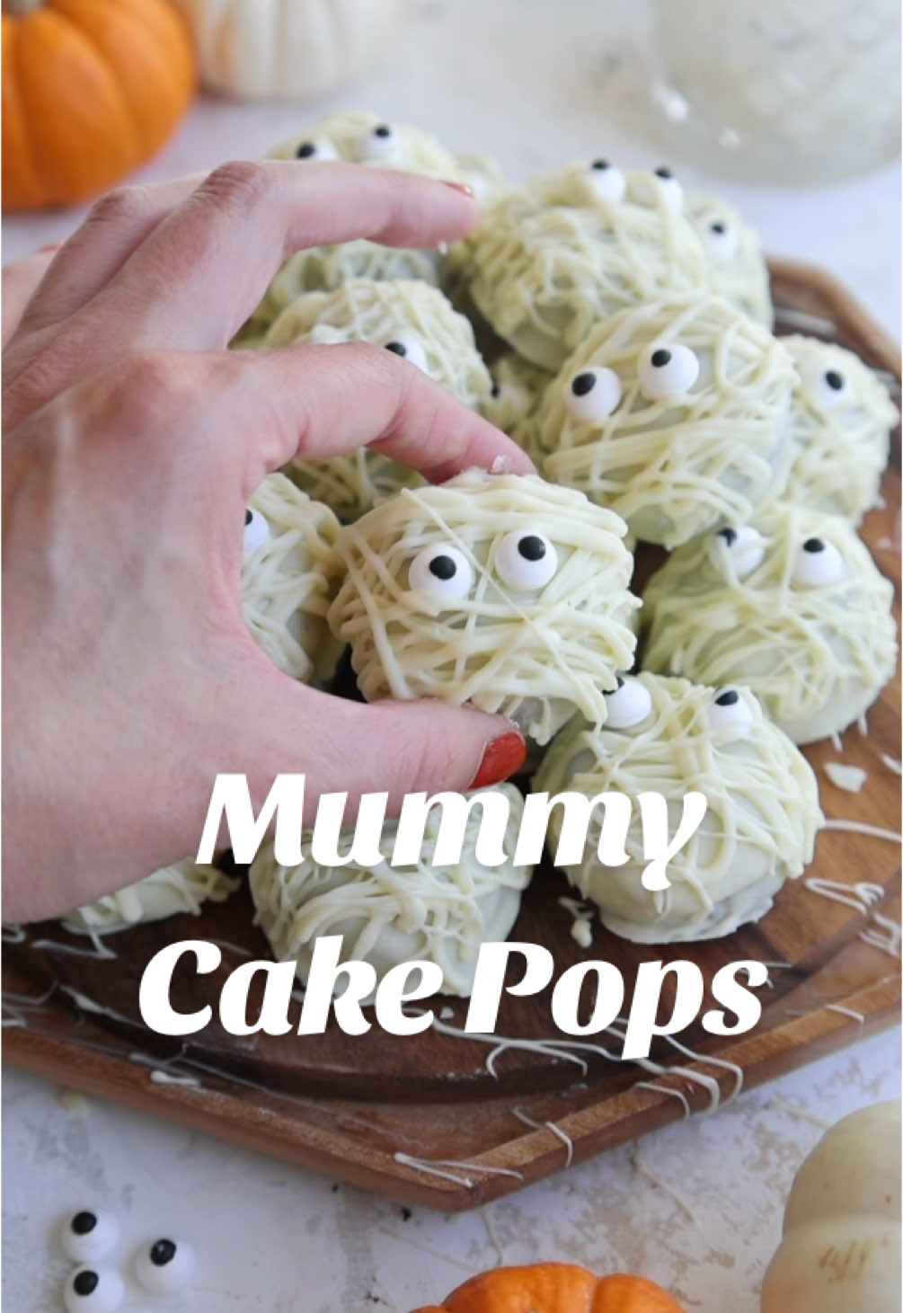 Mummy cake pops!!! Love how easy these are to make, they’re only 5-ingredients 😋 The recipe is linked in my bio or you can google chelsweets mummy cake pops #mummy #cakepops