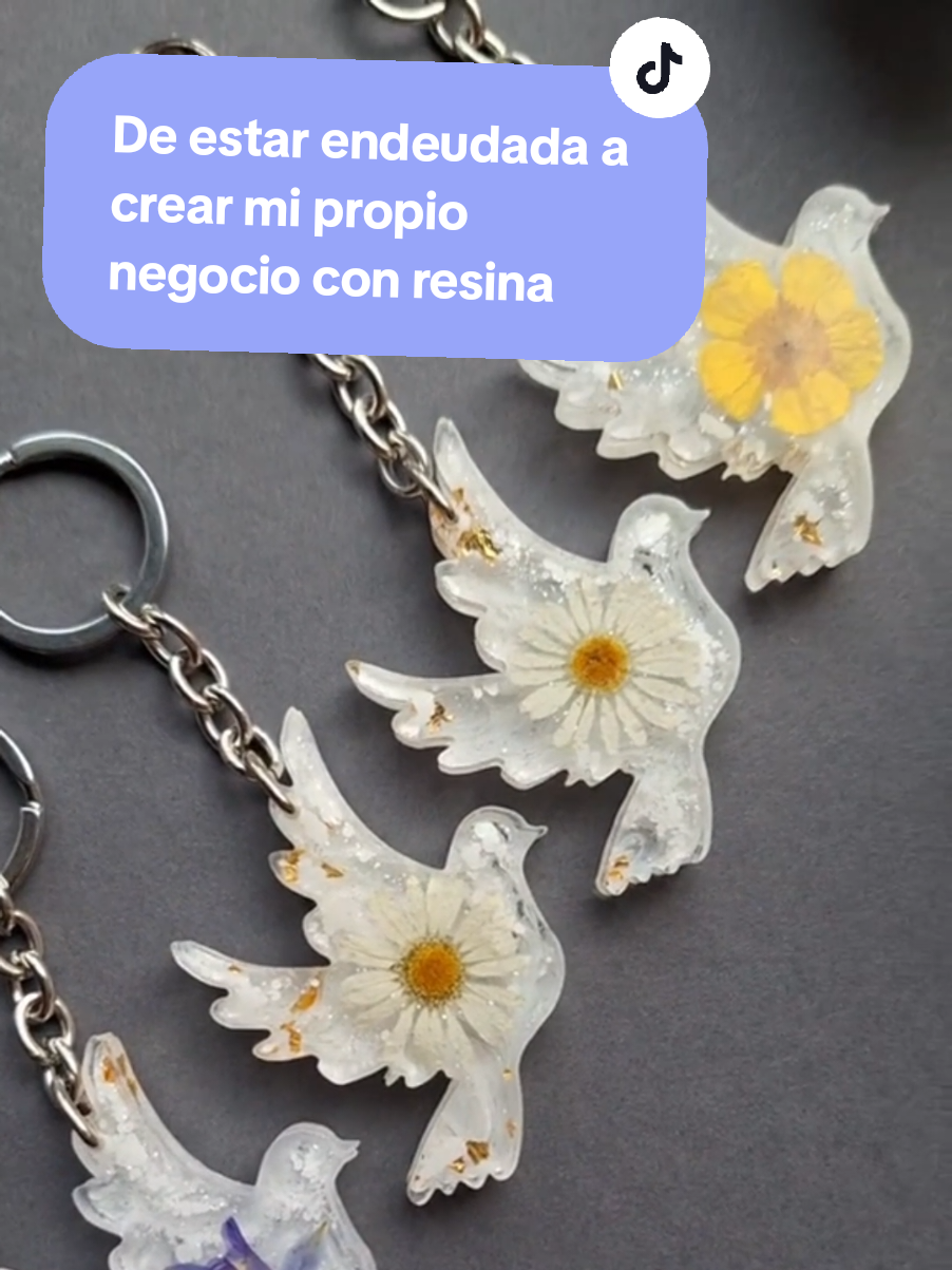 👉De estar endeudada a crear mi propio negocio con resina ✨ descubre cómo transformar tu creatividad en ingresos desde casa. Sígueme para más tips y motivación. #EmprendeConResina #ResinaEpoxica #NegocioDesdeCasa #IdeasCreativas #Emprendedores 
